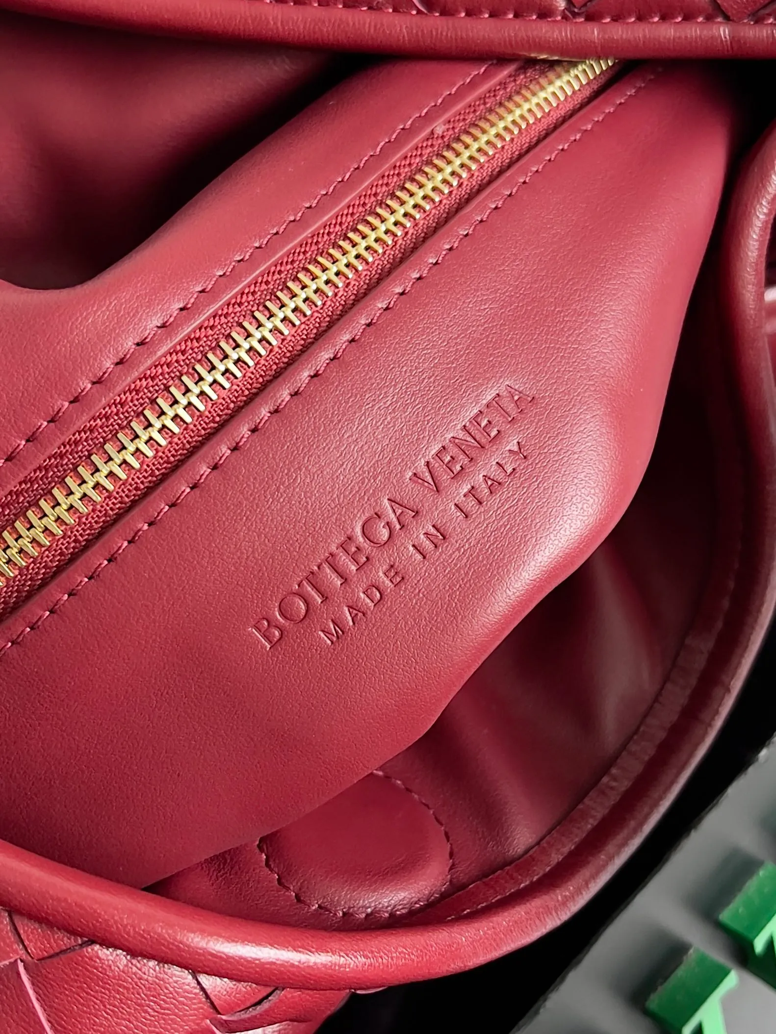 Batch 2160 Recently, I seem to be obsessed with this bag from BV~ The new Hop is really not too beautiful. The whole bag has no seams. The bag body and handles are made of one piece of leather. It embodies the style and essence of Bottega Veneta. It truly represents craftsmanship and creativity. The large size has a very loose and lazy upper body. Big bag lovers will definitely not regret buying it. Style number: 763970 Size: 53*24*13